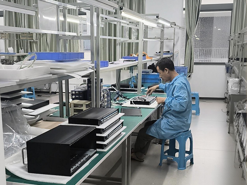 Le directeur général Gao visite l'usine FiberWDM ! Découvrez en direct la production sans poussière et le processus de test des produits finis.